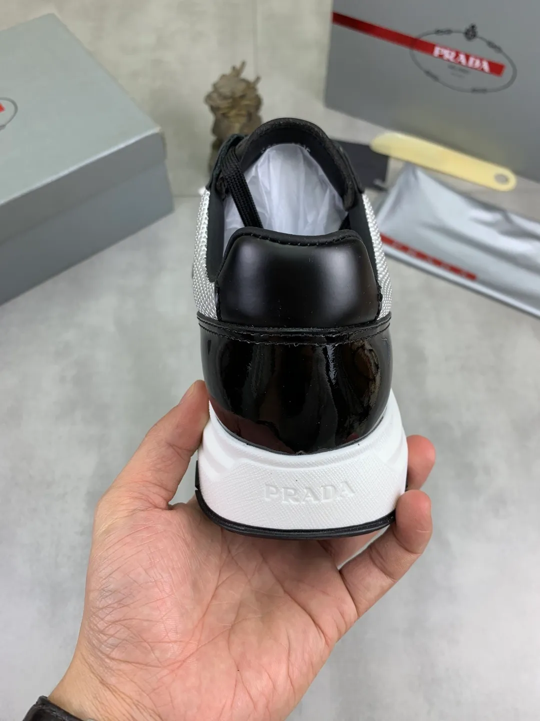 Men's Men's Shoes 💰P600 💰【New Style】 The latest model of high-quality PRADA classic men's shoes has been launched on the official website at 1:1, synchronized in Hong Kong, and on the same catwalk; all made of calfskin➕imported cowhide lining, 🍡🍡original rubber outsole, non-slip and wear-resistant; comfortable on the feet, attractive style, fine workmanship, and simple and neat shoe lasts, showing the courage and toughness of men, 👍Size: 39-44 (45 can be customized) black White color🉑️choose